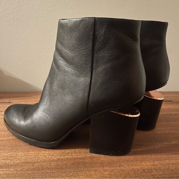 Alexander Wang Gabi Cutout Black Leather Ankle Boots Sz 9.5 Rose Gold Heel - Picture 3 of 7